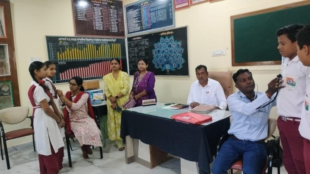 गरुड विद्यालयात राष्ट्रीय बाल स्वास्थ्य कार्यक्रमांतर्गत आरोग्य तपासणी यशस्वी