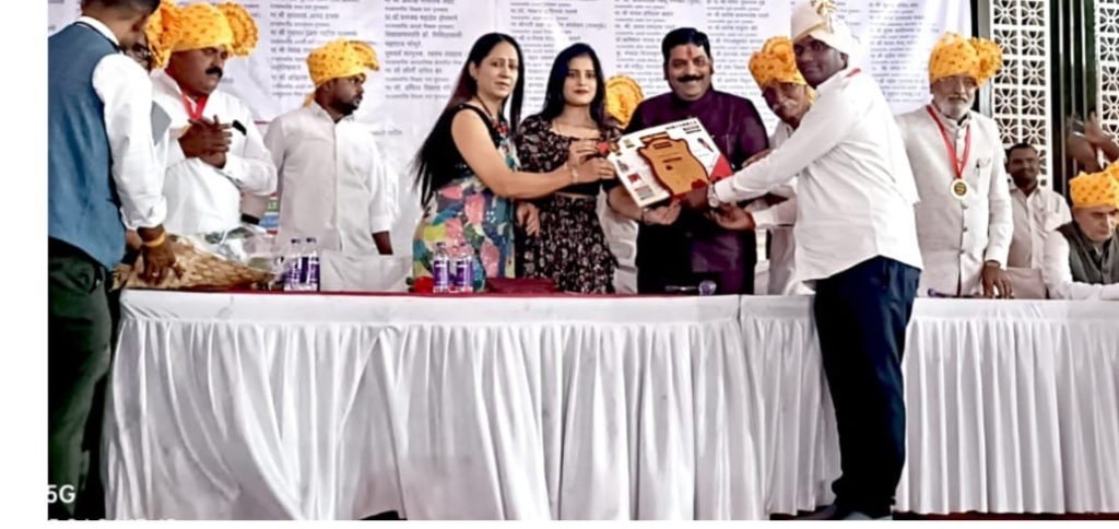 जामनेरच्या टाकली खुर्द गावाच्या सरपंचाचा राज्यस्तरीय गौरव सरपंच जितेंद्र माळी यांना आदर्श सरपंच पुरस्काराने सन्मान