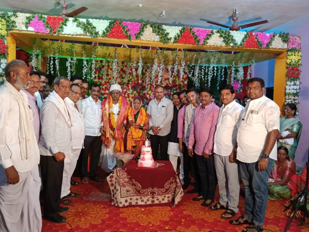 श्री शामराव पाटील कुरे व सौभाग्यवती चौत्राबाई शामराव कुरे यांचा 51 वा लग्नाचा सुवर्ण महोत्सव उत्साहात साजरा