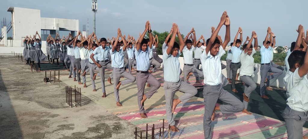 ‘योग करा, निरोगी रहा’ मंत्राने इंदिराबाई ललवाणी विद्यालयात योग दिन उत्साहात साजरा