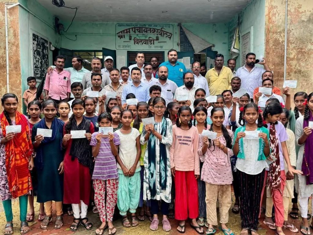 “पुण्यश्लोक अहिल्यादेवी होळकर मोफत बस पास योजना” अंतर्गत शालेय विद्यार्थिनींना बस पास वाटप – जामनेर आगार आपल्या दारी उपक्रमाला उत्स्फूर्त प्रतिसाद