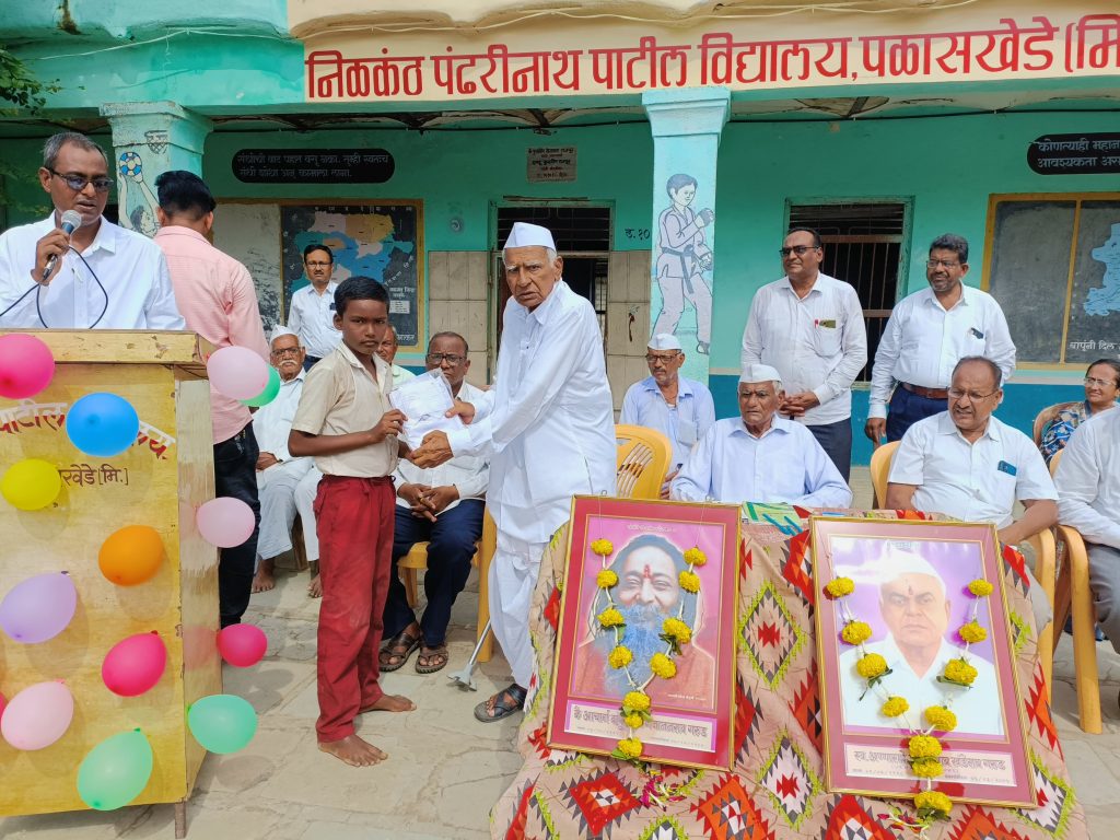 नि.पं.पाटील विद्यालयात संस्था वर्धापन दिन साजरा