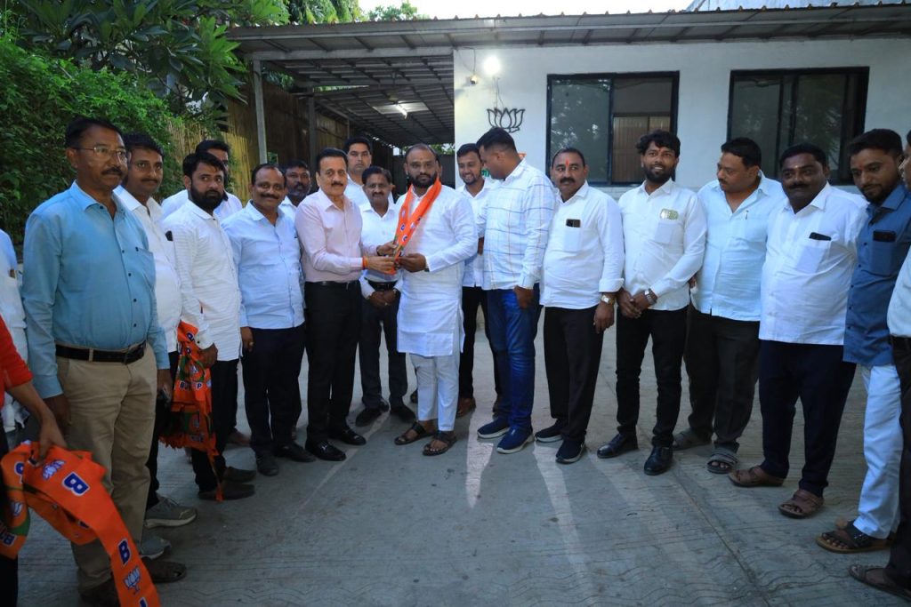 जामनेरात शिवसेना (उद्धव बाळासाहेब ठाकरे) पक्षाला धक्का — राज्य संघटक राहुल चव्हाण यांचा भाजपात प्रवेश