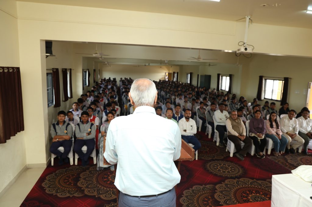 करिअरच्या नव्या क्षितिजांकडे प्रेरणादायी वाटचाल-निर्मल इंटरनॅशनल स्कूलमध्ये रोटरी क्लबतर्फे व्याख्यान…!