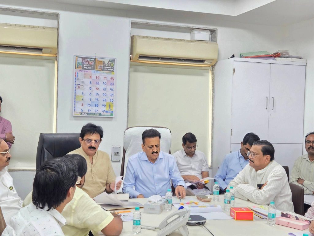 जळगाव जिल्ह्यातील जामनेर तालुक्यातील शेंदूर्णी येथील श्यामाप्रसाद मुखर्जी सहकारी सूतगिरणीच्या कामकाजाचा सविस्तर आढावा घेण्यासाठी मंत्रालयात मंगळवारी महत्त्वपूर्ण बैठक पार पडली.